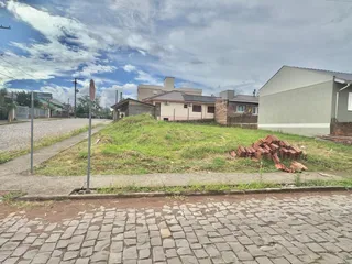 Fachada de uma residência com gramado e área externa.