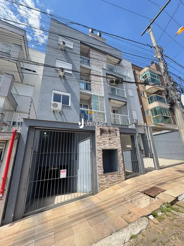 Fachada de um prédio residencial em Lajeado, Brasil, com grade de segurança na frente.