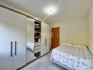Quarto com armários e cama em um imóvel.
