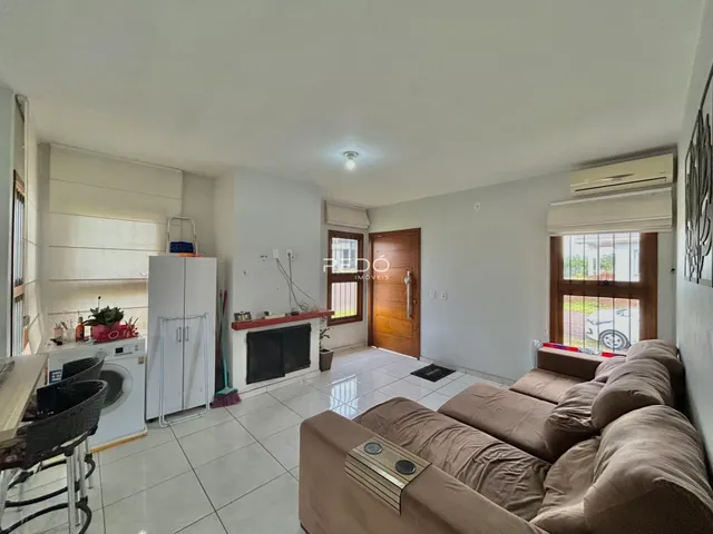 Sala de estar com piso de cerâmica e lareira em um imóvel no Brasil.
