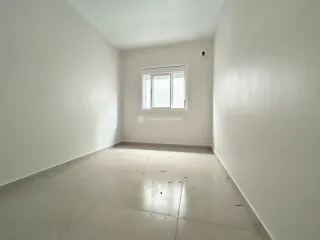 Foto de um corredor interno de uma propriedade.