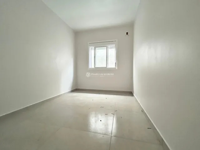 Foto de um corredor interno de uma propriedade.