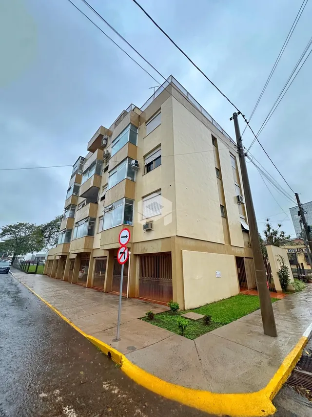 Fachada de um prédio residencial em Lajeado, Brasil, vista da rua.