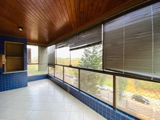 Vista interna de uma sala com piso de cerâmica e teto de madeira.