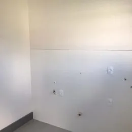 Parede branca de um interior residencial em Lajeado.