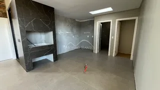 Sala de estar com lareira e piso de porcelanato em um imóvel.
