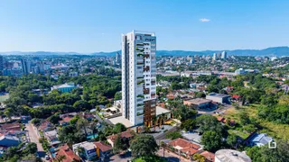 Vista aérea de um prédio residencial em Lajeado, Brasil, cercado por vegetação.