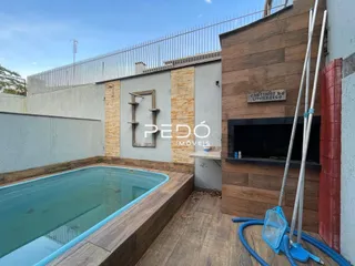 Foto de uma piscina e deck ao ar livre em uma propriedade.