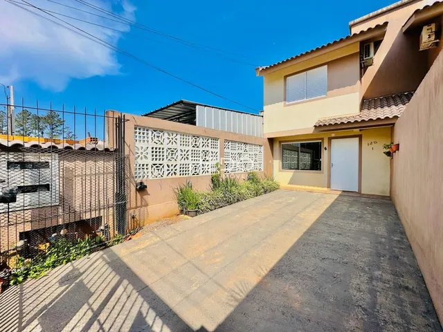 Vista da fachada de uma residência em Lajeado, Brasil, com muro e entrada.