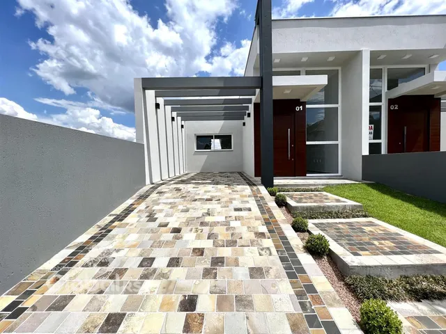 Fachada moderna de uma casa em Lajeado, Brasil, com um caminho de pedras.