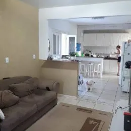 Sala de estar com sofá e bancada em ambiente interno.