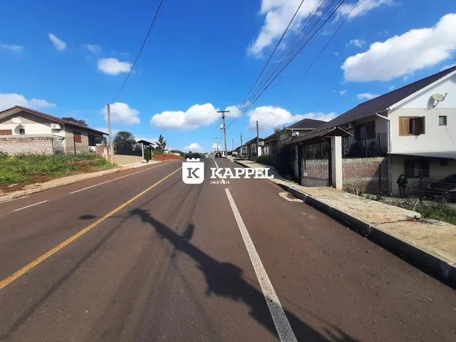 Vista da rua em Lajeado, Brasil, mostrando residências laterais.