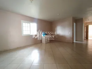 Foto de uma sala interna com piso de cerâmica e janela.