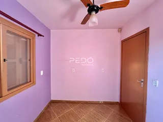 Foto de um interior com paredes roxas e piso de madeira.