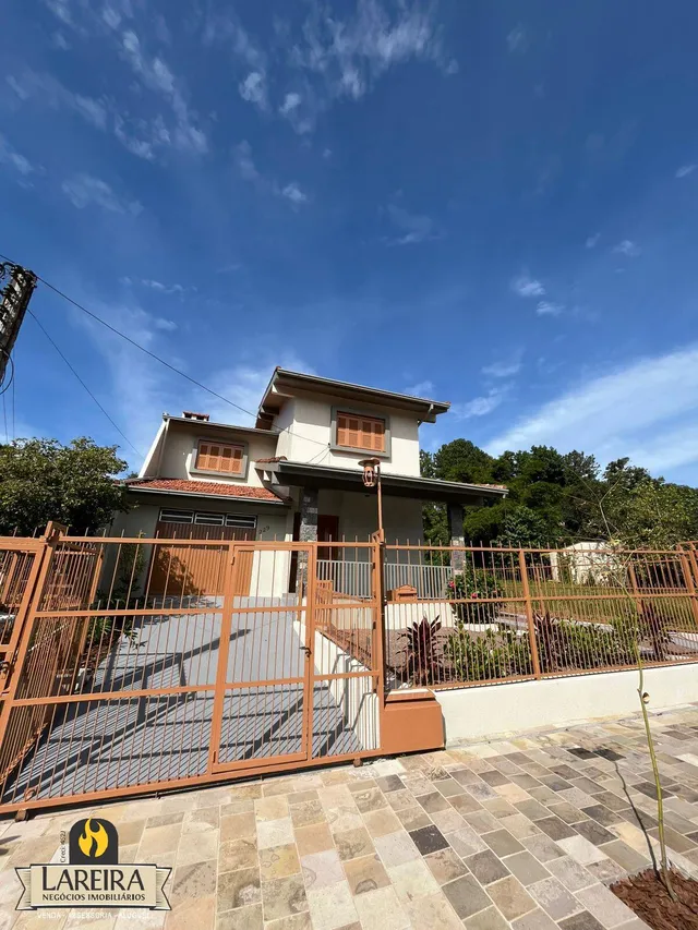 Fachada de uma casa em Lajeado, Brasil, com cerca de metal.