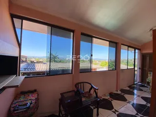 Sala com grandes janelas que oferecem uma vista para o horizonte.