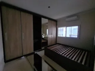 Quarto com armário de madeira e janela.