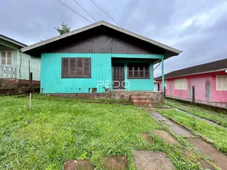 Fachada de uma casa em Lajeado, Brasil, com jardim gramado.