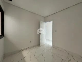 Hall de entrada com piso de mármore branco.