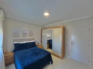 Quarto com cama e guarda-roupa em um imóvel no Brasil.