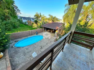 Vista de uma piscina e jardim de uma propriedade em Lajeado.