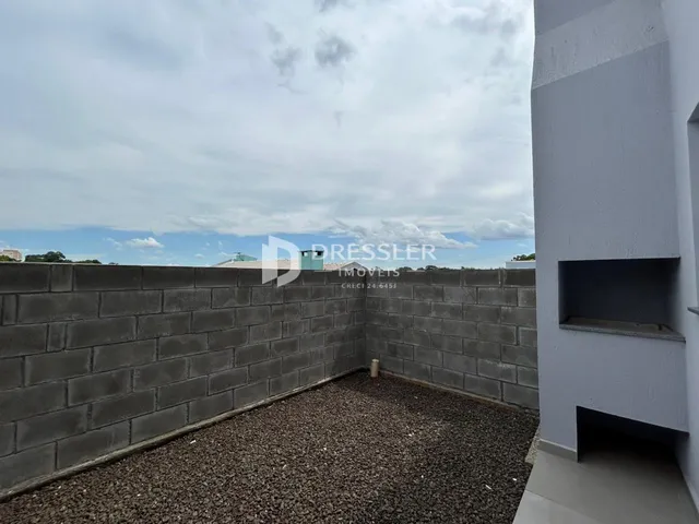 Parede de bloco e chão de cascalho de uma propriedade em Lajeado.