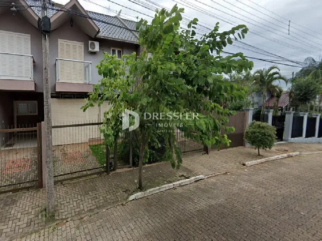 Foto da fachada de uma propriedade com cerca e vegetação em Lajeado.