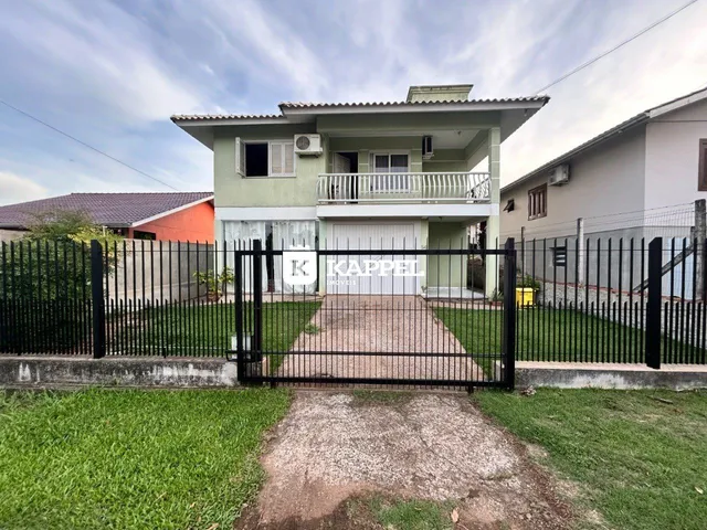 Fachada de uma casa residencial com portão de ferro em Lajeado, Brasil.