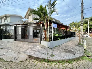 Fachada de uma residência em Lajeado, Brasil, com cerca e portão de ferro.