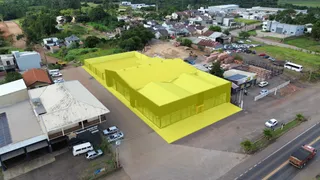 Imagem aérea de um terreno em Lajeado, Brasil, com um esboço de construção em amarelo.