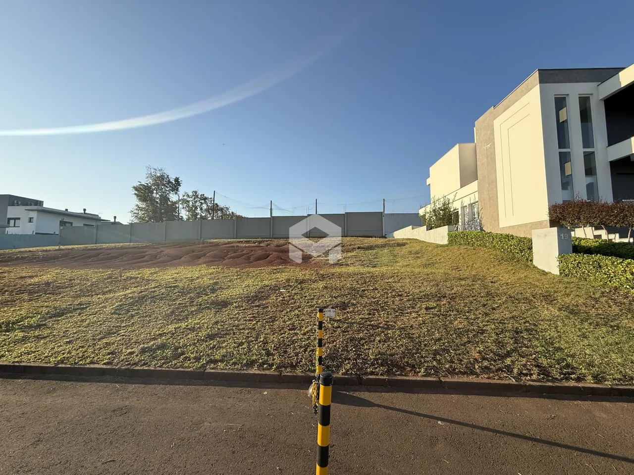 Vista externa de uma residência em Lajeado, Brasil, com área gramada e cerca.