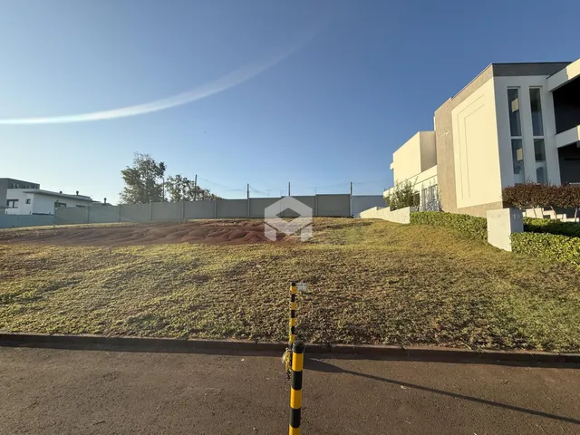 Vista externa de uma residência em Lajeado, Brasil, com área gramada e cerca.
