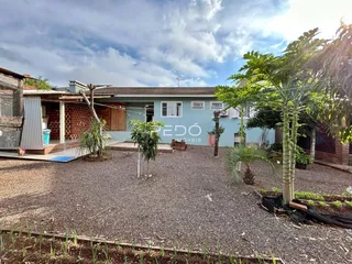 Fachada de uma residência em Lajeado, Brasil, com jardim e área externa coberta por cascalho.