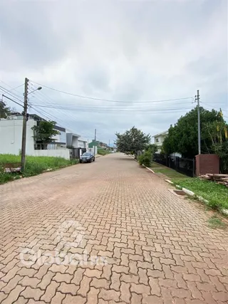 Vista da rua pavimentada em Lajeado, Brasil.