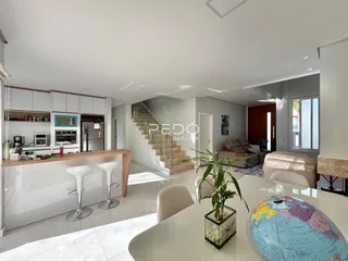 Interior de uma sala de estar e cozinha moderna em um imóvel no Brasil.