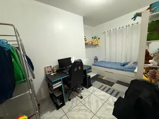 Quarto com cama e armário em um imóvel no Brasil.
