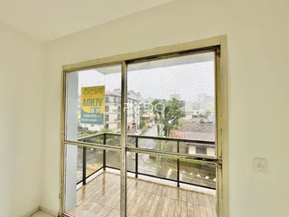 Vista de uma sala com portas de vidro que dão para uma área externa.