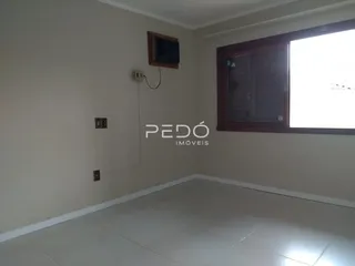 Foto de um cômodo interno com paredes claras e piso liso.