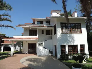 Fachada de uma casa branca em Lajeado, Brasil.