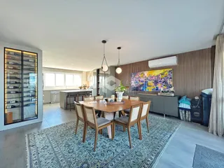Sala de jantar e cozinha de uma residência em Lajeado, Brasil.