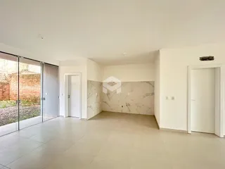 Sala de estar com piso de cerâmica e paredes revestidas com azulejos.