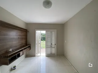 Hall com revestimento de madeira e piso de cerâmica claro.