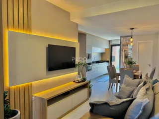 Sala de estar moderna com painel de madeira e televisão montada.