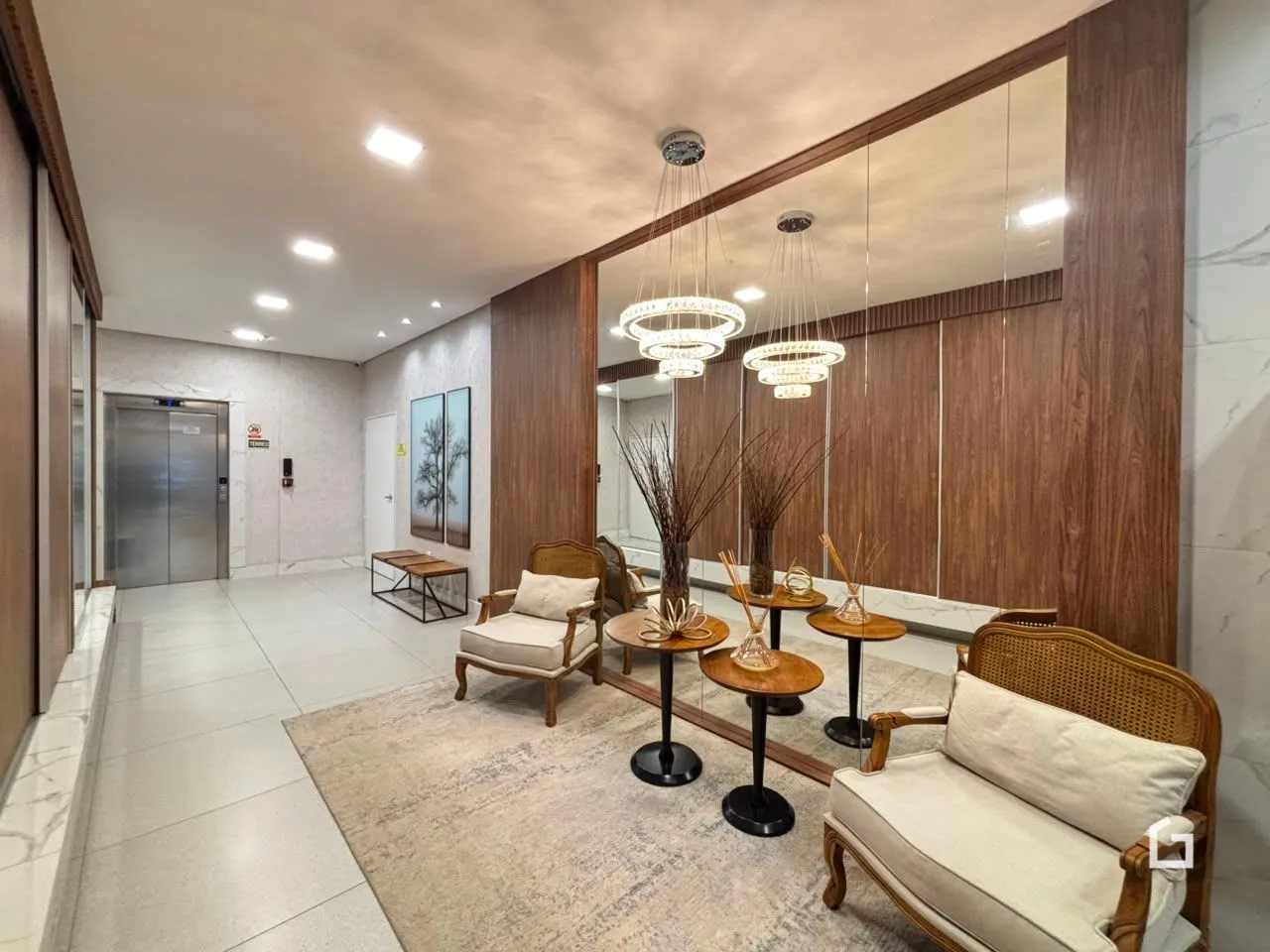 Hall de entrada com decoração moderna em madeira.