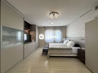 Quarto com cama de casal e painel decorativo na parede.
