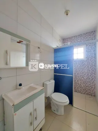 Banheiro com pia e vaso sanitário em um imóvel.