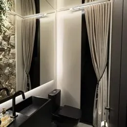 Parede com textura de pedra decorativa em um ambiente interno.
