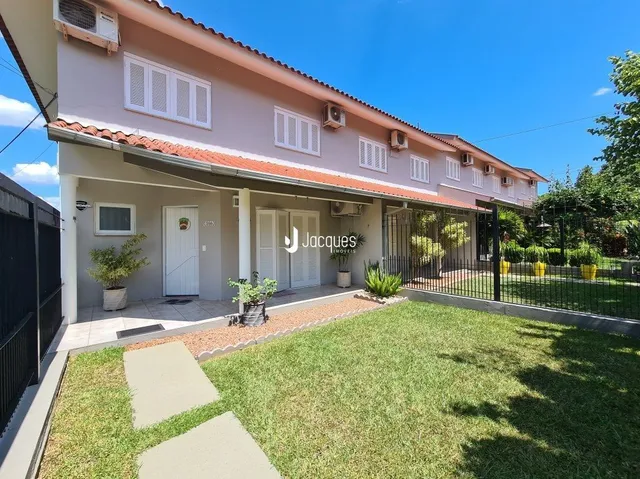 Fachada de uma residência com jardim em Lajeado, Brasil.