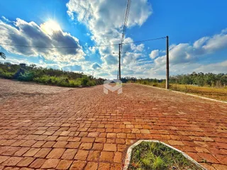 Vista da fachada de uma propriedade com pavimento de tijolos vermelhos.