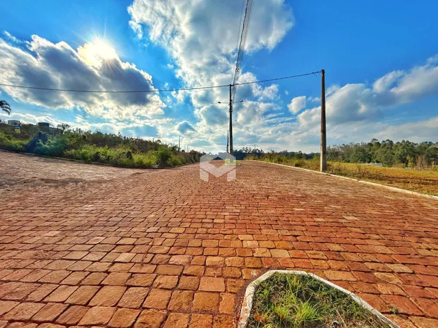 Vista da fachada de uma propriedade com pavimento de tijolos vermelhos.